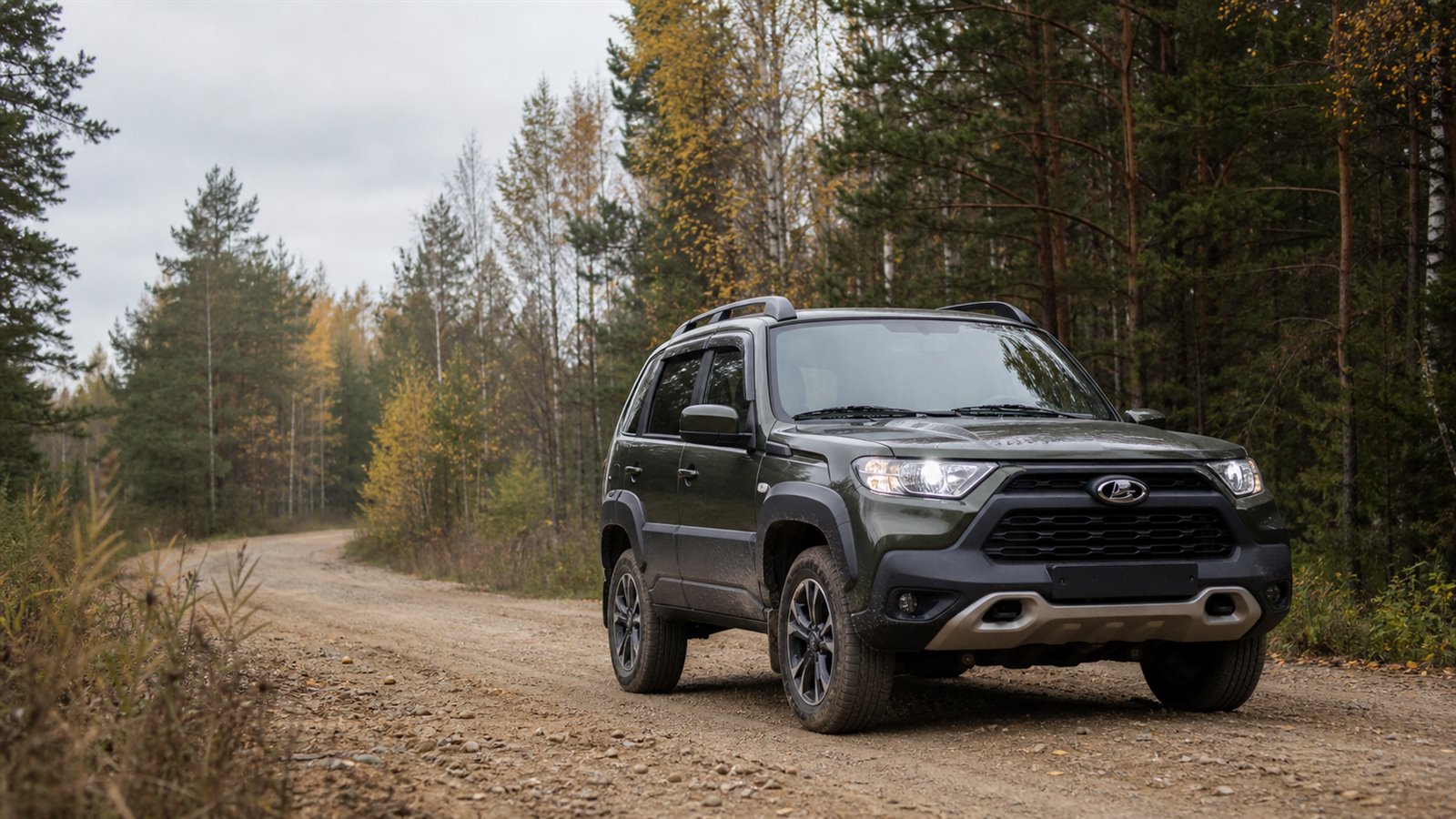 LADA Niva Travel на лесной гравийной дороге