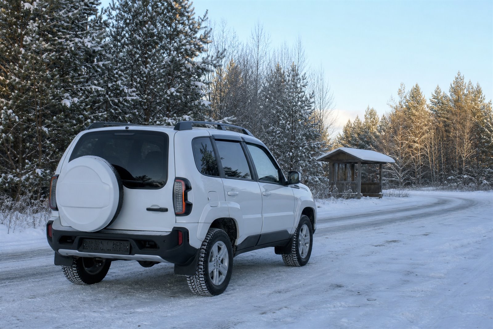Белая Niva Travel зимой