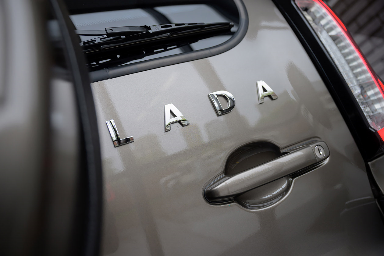 Надпись LADA на двери багажника Niva Travel