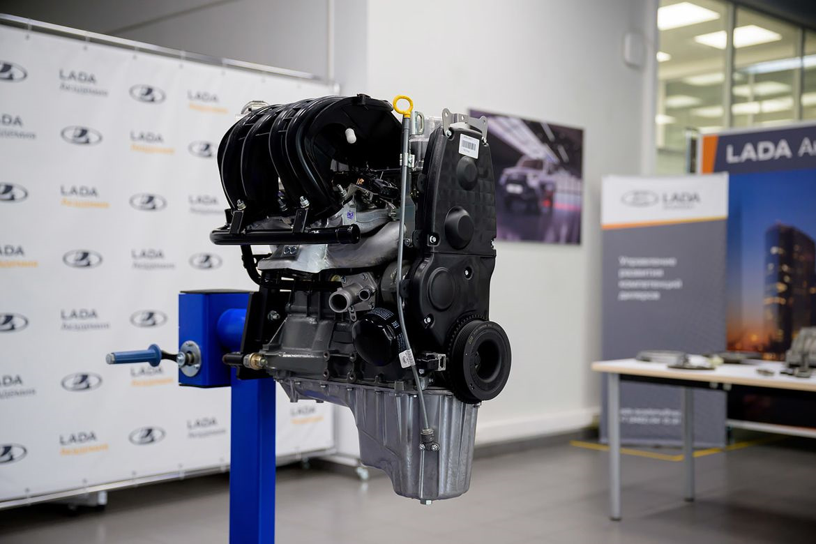 Двигатель на демонстрационном стенде LADA